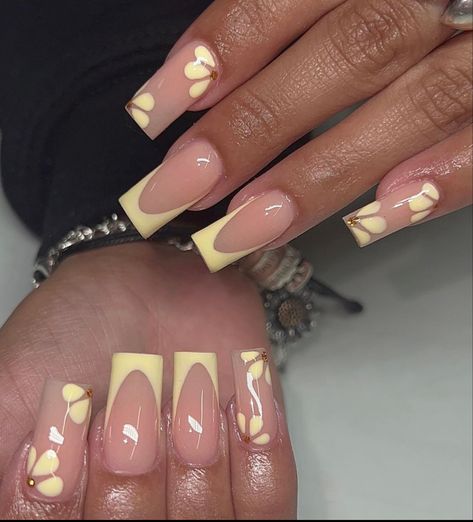 Nail Designs Yellow Nails, Yellow Wedding Nails For Bride, Yellow Nails With Flower Design, Pastel Yellow Nail Ideas, Baby Yellow Nails, Nail Inspo Yellow, Nails With Daisies, Yellow French Tip, Beginner Nail Designs