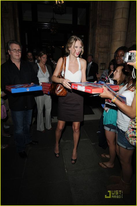 Taylor Swift Pizza, Taylor Swift Themed Party, Taylor Street Style, Pizza Pies, Taylor Swift Photos, Order Pizza, Red Carpet Photos, Taylor Swift Web, Swift Photo