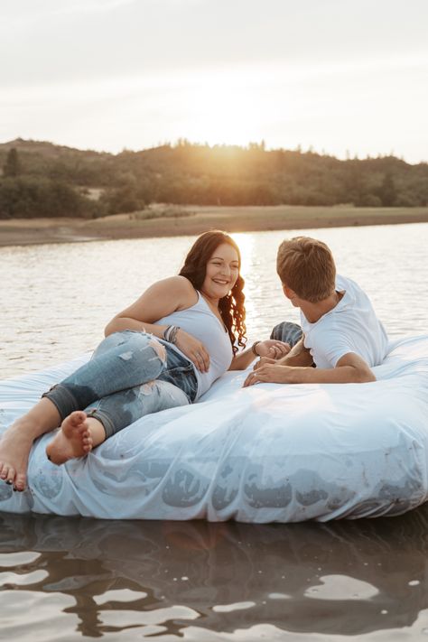 Air Mattress Lake Photoshoot, Air Mattress Photoshoot, In Water Photoshoot, Mattress Photoshoot, Lake Couple, Mattress Ideas, Water Photoshoot, Lake Photoshoot, Water Shoot