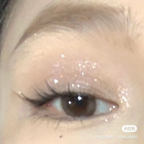 Glitter Makeup Korean, Douyin Glitter Makeup, Glitter Douyin Makeup, Makeup Looks Douyin, Simple Glitter Makeup, Korean Glitter Eye Makeup, Cutesy Makeup, Makeup With Gems, Shiny Eye Makeup