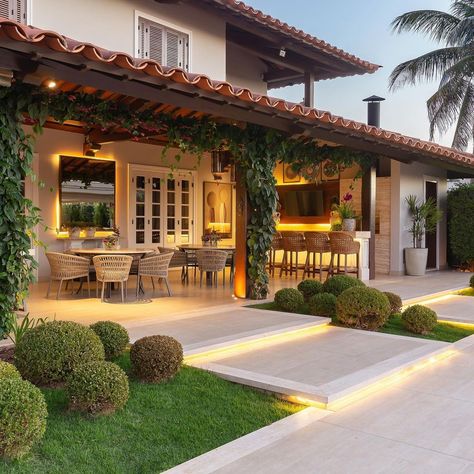 35 projetos de fachadas de casas simples com varanda Spanish Tropical Homes, Outside Spaces, Casa Vintage, House Outside Design, Small Balcony Ideas, Village House Design, Village Houses, Dream House Exterior, House Goals