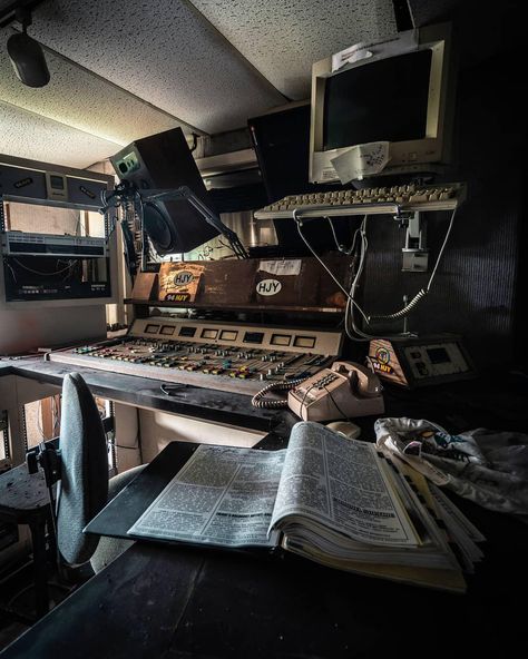 Inside an abandoned radio station Radio Apocalypse, Tsumugi Shirogane, Abandoned Things, Welcome To Night Vale, Night Vale, Old Radios, Dark Grunge, Arte Cyberpunk, Music City