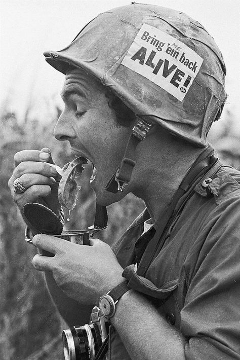 https://www.vintag.es/2020/09/helmet-graffiti.html Vintage Soldier Photos, Cool Historical Photos, Vietnam Helmet, Vintage Soldier, Old School Cool, Photos From History, Helmet Graffiti, Powerful Photos, Vietnam Soldiers