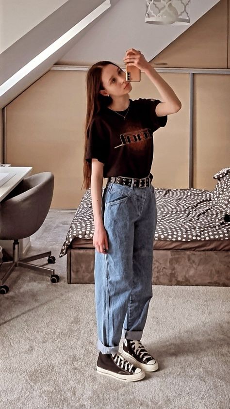 Mom Jeans With T Shirt, Converse Vintage 70 Outfit, Jeans And T Shirt Outfit Aesthetic, Outfits With Blue Mom Jeans, Mom Jeans Outfit Converse, Mom Jeans Outfit Winter Aesthetic, 80s Outfits With Converse, Mom Jeans Aesthetic 90s, Mom Jeans Outfit With Converse