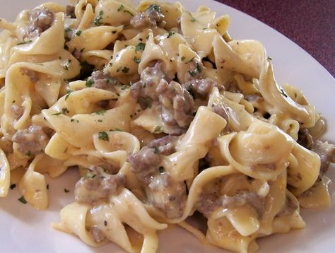 My husband LOVES hamburger helper. So one evening when we didnt have a box in the pantry, I improvised. I like it better than the box! he he Hamburger Helper Beef Stroganoff, Hamburger Helper Recipes, Egg Noodle Recipes, Ground Beef Stroganoff, Chicken Stroganoff, Easy Slow Cooker Chicken, Stroganoff Recipe, Homemade Hamburgers, Hamburger Helper