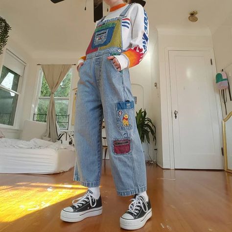 ani📌 on Instagram: “rate this outfit 1-10 🍄 OvEraLlS R dRoPpN oN DePoP tOdAy 🔥 bOeInG sWeAtShIrT iZ gOiNg Up 2mOrRoW ⬆️depop.com/dalliance3 #depop #custom…” Cute Overalls Aesthetic, Colorful Tomboy Outfits, 80s Overalls, 90s Fashion Outfits, Sweatshirt Outfit, Mode Inspo, Mode Vintage, 80s Fashion, Audrey Hepburn