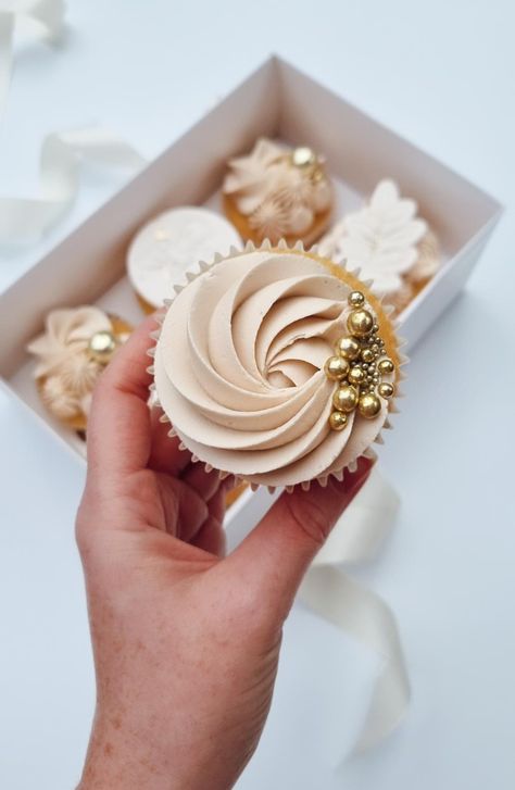 50th Anniversary Desserts, Gold Leaf Cupcakes, Cupcakes Business Ideas, Neutral Cupcakes Color Palettes, Gold Theme Cupcakes, Beige Cupcakes, 50th Anniversary Cupcakes, Elegant Wedding Cupcakes, White And Gold Cupcakes