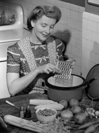 Een lekker soepje maken. Woman In The Kitchen, Cooking In The Kitchen, Vintage Housewife, Happy Housewife, Retro Housewife, Domestic Goddess, Vintage Life, Vintage Recipes, Vintage Pictures