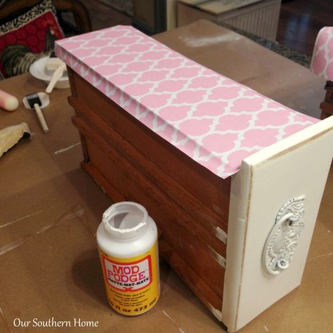 Cupboard Restoration Ideas, Decoupage Desk, Refurbished Desk, Desk Redo, Desk Drawers, Decoupage Furniture, Desk Makeover, Furniture Rehab, Painting Furniture