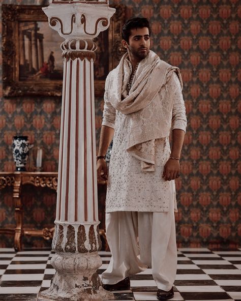 Kurta Pajama Shawl Men, Punjabi Wedding Outfits For Men, Indian Traditional Menswear, Pathani With Shawl, Desi Groom Outfits, Punjabi Outfits Men, Pakistani Sherwani Grooms, Pastel Groomsmen, Pathani Kurta For Men