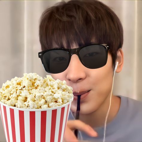 Svt Cursed, Popcorn Meme, Memeable Face, K Meme, Seventeen Memes, Jeon Wonwoo, Jokes Pics, Kpop Funny, Funny Faces