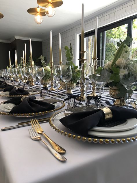 Classy elegant birthday set up Black White And Gold Birthday Decoration, Black And Gold Party Decorations Classy, Royal Dinner, Black And Gold Party Decorations, Golden Table, Gold Silverware, 21 Diner, Bridesmaids Proposal, Simple Table Settings