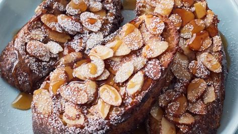 Toasted almonds make a delectable coating for tasty French toast! Almond French Toast, Dessert French, Brunch Dessert, Easter Brunch Menu, Traditional Breakfast, Easter Brunch Food, Birthday Brunch, French Toast Bake, French Toast Recipe