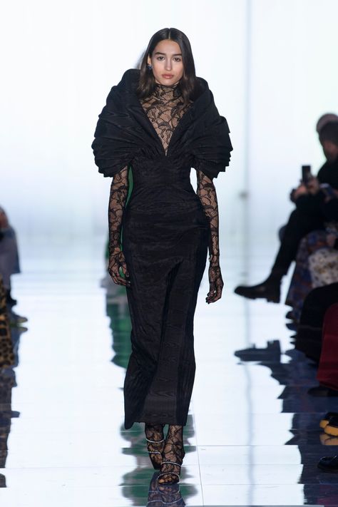 Del Core Fashion, Daniel Del Core, Event Fashion Style, Gucci Runway 2023, Gucci Dress Gowns, Lace Dress Runway, Black Elegant Outfit, Black Dress Runway, Classic Houses