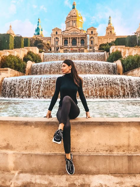 Magic Fountain Of Montjuïc, Magic Fountain Barcelona, Barcelona Aesthetic Outfit Winter, Barcelona April Outfit, Barcelona Trip Aesthetic, Barcelona Spain Picture Ideas, Barcelona Photoshoot Ideas, Barcelona Inspo Pics, Barcelona Aesthetic Photography