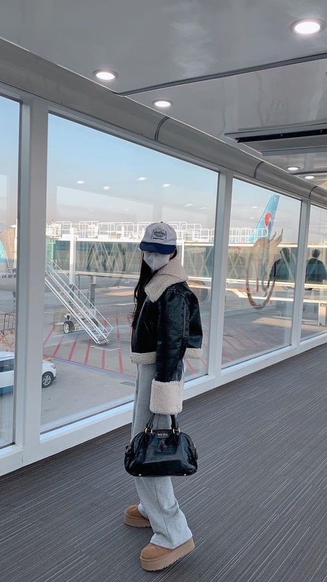 Korean Airport Fashion Winter, Yeji Winter Outfit, Nyc Winter Fits, Japan Outfits Winter, Japan Winter Outfit Street Style, Japan Ootd Winter, Grey Puffer Jacket Outfit, Asian Winter Outfits, Winter Korean Outfits