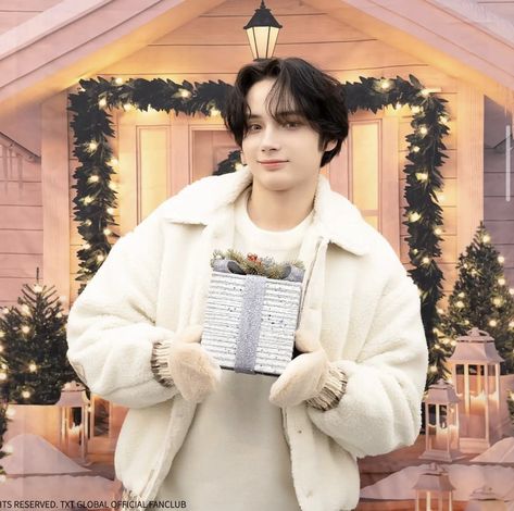 hyuka Huening Kai Christmas Icon, Txt Christmas, Christmas Kpop, Pop Christmas, Kai Icon, Txt Hueningkai, Choi Daniel, Huening Kai, Christmas Icons