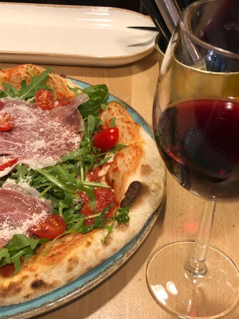 Pizza rucola, red wine, italian food, pizza and wine aesthetics Pizza And Cocktail Aesthetic, Pizza Wine Aesthetic, Pizza And Wine Aesthetic, Italian Food Aethstetic, Aethstetic Food, Pizza Y Vino, Food Aethstetic, Pizza Vino, Wine Pics