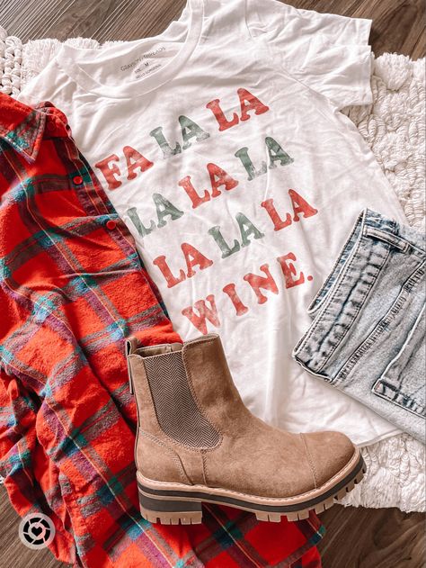 Christmas Shirt Outfit Women, Casual Holiday Outfits Christmas, Christmas Eve Outfits Casual, Graphic T Shirt Outfit, Holiday Outfit Christmas, Christmas Eve Outfit, Casual Holiday Outfits, Chelsea Boots Outfit, Holiday Outfits Christmas