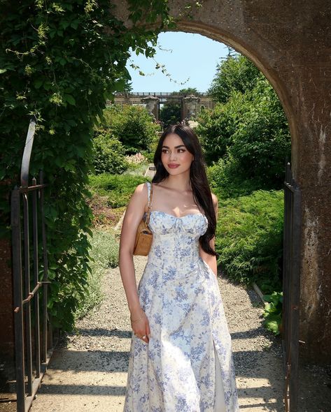 meet me in the garden 🦋🌿⛲️🕊️ Garden Pictures Aesthetic, Feminine Dress Outfit, Poses In Dress Aesthetic, Poses On Dress, Photo Pose In Garden, Dress Pics Ideas, Photo Poses In A Dress, Picture Poses In Dress, Instagram Picture Ideas Dress