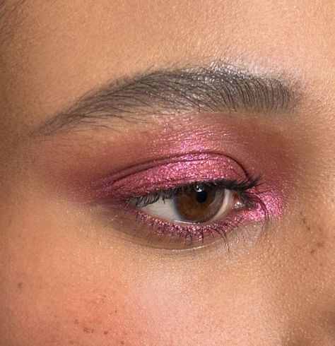 Pink Eyeliner Green Eyes, Hot Pink Festival Makeup, Pink Shimmer Eye Makeup, Rose Eye Makeup, Hot Pink Eye Makeup, Reddish Pink Eye Makeup, Pink Eyeshadow Brown Eyeliner, Hot Pink Makeup, Pink Eye Shadow