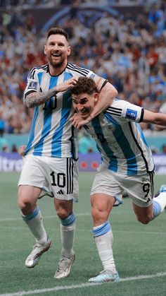 Julian Y Messi, Messi Y Julian, Alvarez Wallpaper, Jessica Dube, Messi Pictures, Messi World Cup, Argentina Team, Julian Alvarez, Football Photography