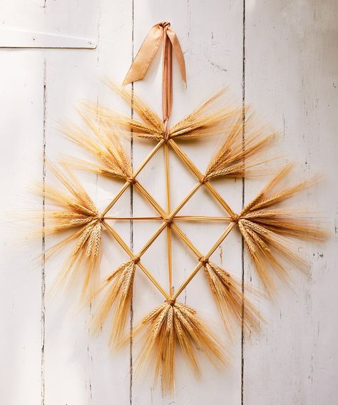 Martha Stewart Wreath, Wheat Christmas Decor, Wheat Crafts Ideas, Lughnasadh Decorations, Wood Flower Wreath, Corn Wreath, Harvest Crafts, Dried Wheat, Wreath Hanging