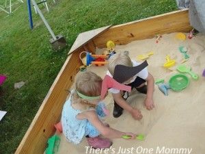 sandbox treasure hunt Sandbox With Lid, Build A Sandbox, Sandbox Cover, Diy Sandbox, Kids Sandbox, Messy Kids, Children Playing, Backyard Play, Backyard Playground