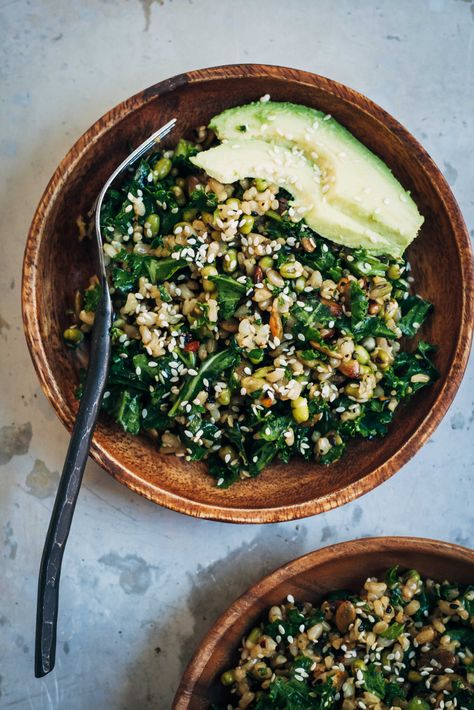 Healthy Brown Rice Salad w/ Kale + Sesame Seeds | Well and Full Healthy Brown Rice, Cookies Banane, Brown Rice Salad, Breakfast Salad, Rice Salad, Kale Salad, Healthy Salads, Tortellini, Arugula