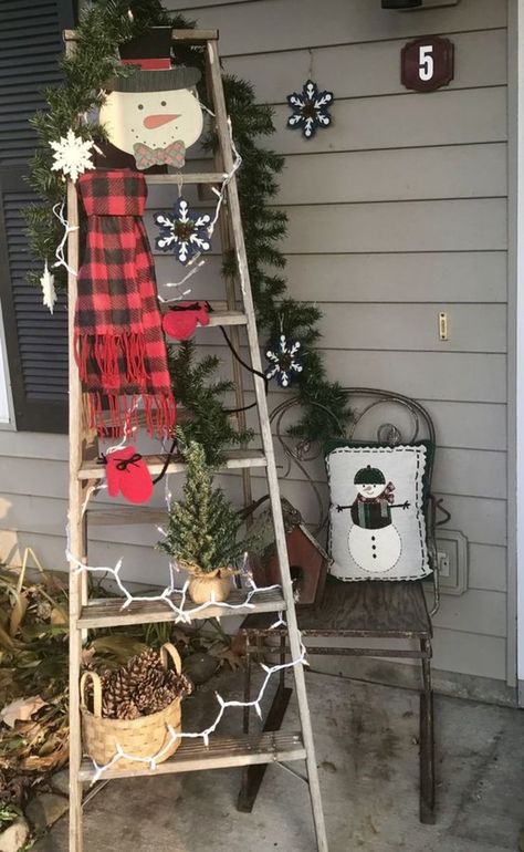 Ladder Christmas Decor, Easy Diy Outdoor Christmas Decorations, Easy Outdoor Christmas Decorations, Diy Outdoor Christmas Decorations, Diy Christmas Yard Decorations, Ladder Ideas, Pallet Wood Christmas, Garden Ladder, Giant Christmas Ornaments