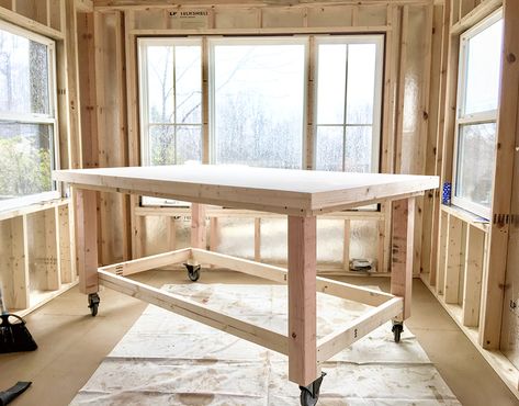 Studio Ideas Artist, Diy Studio Table, Artist Work Table, Scandinavian Art Studio, Artist Studios Workspaces, Cabin Art Studio, Art Studio Ideas Workspaces, Artist Workbench, Ikea Art Studio