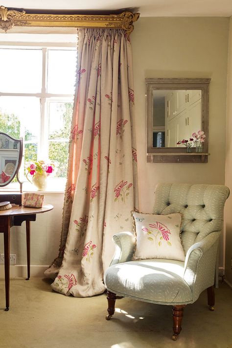 Romantic ideas for pretty interiors - The English Home Cottage Curtains, Susie Watson, Estilo Shabby Chic, Bedroom Curtains, Cottage Bedroom, Cottage Interiors, Country Bedroom, English House, Trendy Home