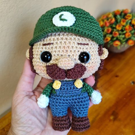 Traga o Luigi de Super Mario Bros para sua coleção em versão Amigurumi! 🟢✨ Perfeito para fãs de todas as idades, ele vai adicionar um toque de nostalgia e charme ao seu espaço. Tamanho 15cm R$ 100,00 #brindespersonalizados #BrinquedoSeguro #crianças #FunkoPop #SuperMario #Nintendo #geekbrasil #presentepersonalizado #presentescriativos June 17, Super Mario Bros, Mario Bros, Super Mario, Nintendo, Mario, Amigurumi, On Instagram, Instagram