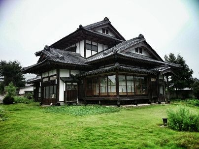 Japanese House Old Style, Old Traditional Japanese House, Japanese Minka House, Old Japanese House Exterior, Japanese Victorian House, Village House Design Exterior, Japan Architecture Traditional, Japanese Architecture Exterior, Japan House Exterior