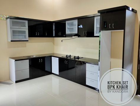 Kitchen Set Aluminium, Kitchen Platform, Panel Door Design, Glass Etching Designs, Latest Kitchen Designs, Bedroom Nook, Aluminium Kitchen, Kitchen Modular, Kitchen Cupboard Designs