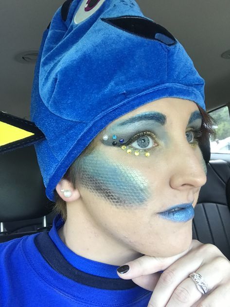 Dory makeup Dory Inspired Makeup, Dory Costume Womens, Finding Nemo Face Paint, Dory Makeup Ideas, Finding Nemo Jr Makeup, Nemo Face Paint, Finding Nemo Makeup, Dory Makeup, Nemo Makeup