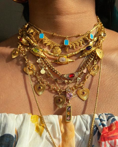 necklace stacks Gold Necklace Stack, Necklace Stacks, Vintage Gold Jewelry, Chunky Gold Necklace, Gold Jewelry Aesthetic, Chunky Gold Necklaces, Dope Jewelry Accessories, Necklace Stack, Jewelry Aesthetic