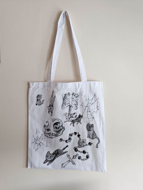 #grunge #tote #cutetotes #totebag #gothfashion #cat #alternativefashion #cutebag #gothic #grungefashion Grunge Tote Bag, Goth Tote Bag, Bag Painting, Black Cat Print, Painted Tote, Bag Details, Bag Diy, Diy Tote Bag, Print Tote