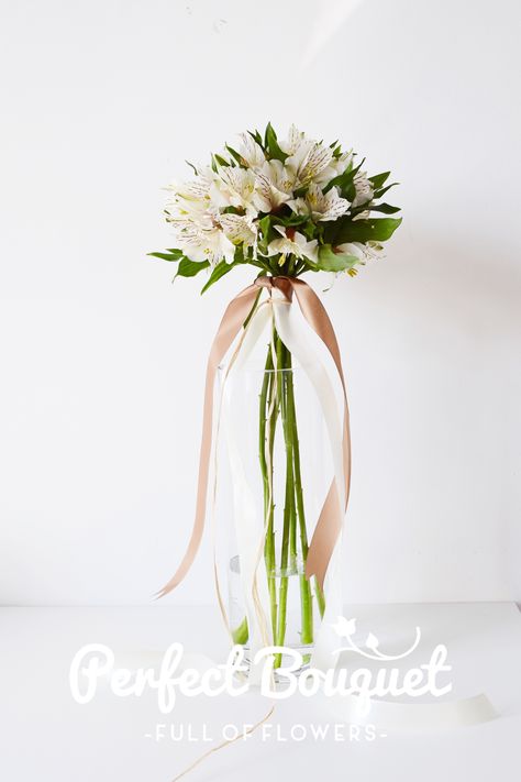 Alstroemeria Wedding Centerpieces Wedding Flowers Summer Simple, Alstroemeria Wedding Bouquet, Alstroemeria Centerpiece, Cheap Bridesmaids Bouquets, Alstroemeria Wedding, Fake Flower Centerpieces, Alstroemeria Bouquet, Country Wedding Bouquets, Flower Centerpieces Diy