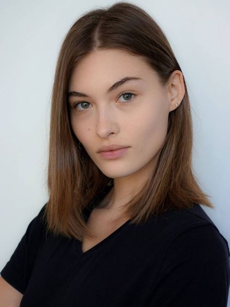 Grace Elizabeth Picture To Draw, Short Brunette, 90s Fashion Models, Medium Hairstyles For Women, Elizabeth Grace, Elegant Braids, Light Brunette Hair, Human Features, Glamorous Curls