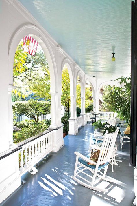 Two Meeting Street Inn Homes With Wrap Around Porches, Carport Modern, Veranda Design, Balkon Decor, Southern Porches, Casas Coloniales, Romantic Home Decor, Mediterranean Decor, Southern Homes