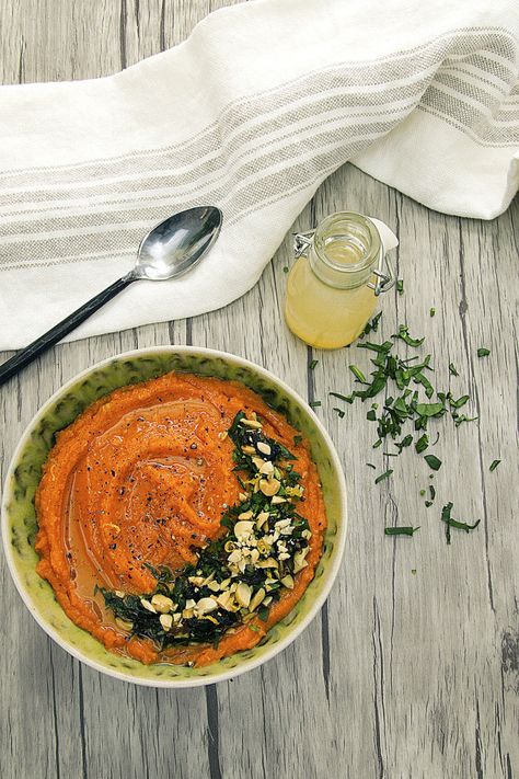 Soft and sticky sweet potato hummus Sweet Potato Hummus Recipe, Potato Hummus, Sweet Potato Hummus, Sweet Potato Spinach, Easy Vegan Dinner, Vegan Sweet Potato, Spread Recipes, Vegan Appetizers, Hummus Recipe