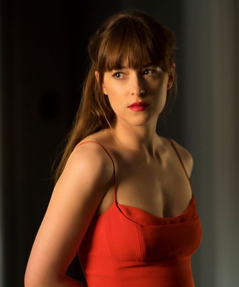 The Exact Lipsticks Anastasia Steele Wore In Fifty Shades Darker Anastasia Steele Makeup, Dakota Johnson Fifty Shades Darker, Anastasia Steele Outfits, Anastasia Grey, 50 Shades Darker, Dakota Johnson Style, Anastasia Steele, Fifty Shades Darker, Penteado Cabelo Curto