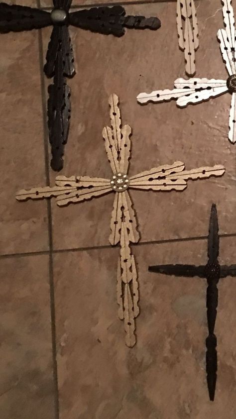 Easy Crafts With Clothes Pins, Clothespin Cross Diy, Close Pin Crafts, Clothespin Crosses, Clothespin Cross, Wooden Cross Crafts, Clothespin Crafts Christmas, Close Pin, Clothespin Diy Crafts