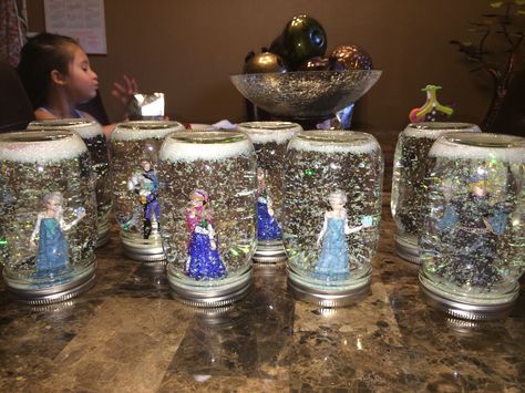 Disney Frozen snow globes! DIY How to make them found on my DIY board... Mason jars super fine glitter disney frozen figurines and 6 drops of glycerin! Frozen Theme Centerpieces Diy, Frozen Birthday Centerpieces Diy, Frozen Centerpiece Ideas Diy, Frozen Centerpiece Ideas, Frozen Figurines, Frozen Snow Globe, Frozen Centerpieces, Snow Globe Mason Jar, Mason Jar Snow Globe