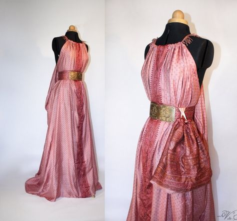 Game Of Thrones Kings Landing, Game Of Thrones Dresses, Indian Silk Dresses, Game Of Thrones King, Writing Reference, Kings Landing, Game Of Thrones Outfits, Game Of Thrones Costumes, Royal Dresses