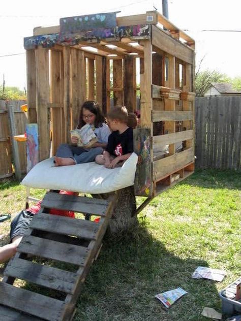 Backyard Playhouse Ideas, Pallet Tree Houses, Diy Treehouse, Kids Wooden Playhouse, Diy Playhouse Plans, Pallet Tree, Pallet Playhouse, Outdoor Fun For Kids, Diy Playhouse