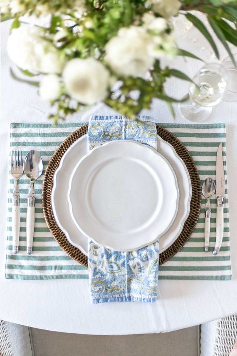 Essentials for Easy Entertaining - Cottonwood & Co Green Table Settings, Blue Table Settings, Twinkle String Lights, Setting The Table, Table Setting Inspiration, White Dinnerware, Green Table, White Dishes, Easy Entertaining