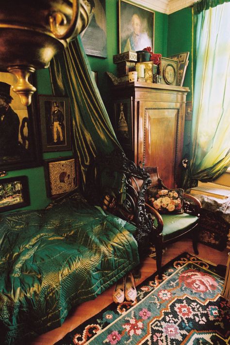 EXOTIC BEDROOM BY ALEXANDRE VASSILIEV Alexandre Vassiliev, an international costume and set designer based in Paris, chose a vibrant green for the bedroom of his 1950s apartment in Moscow. Exotic Bedrooms, Victorian Bohemian Decor, Bohemian Bedroom Design, Dark Boho, Vintage Bedroom Decor, Halo 2, Chic Bedding, Boho Room Decor, Green Walls