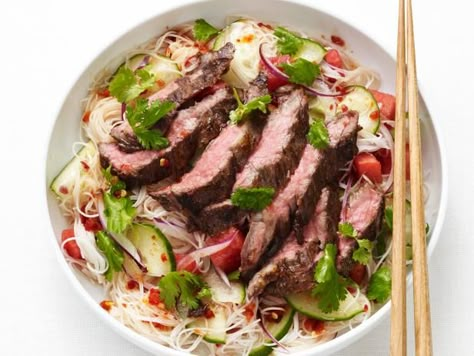 Thai Noodle-Steak Salad Thai Steak, Salad Calories, Steak Salad Recipe, Thai Beef Salad, Sticky Pork, Noodle Salad Recipes, Pork Fillet, Salad Appetizer, Beef Salad